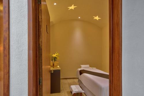 a room with a bed and stars on the ceiling at Hacienda Jurica by Brisas in Querétaro