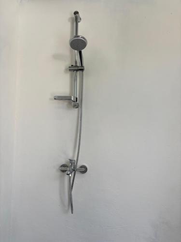 eine Dusche mit einem Mikrofon an der Wand in der Unterkunft Faatiarau in Fakarava