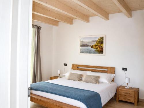 a bedroom with a bed with a blue blanket at Residence Belvedere by Lago Reisen in Omegna