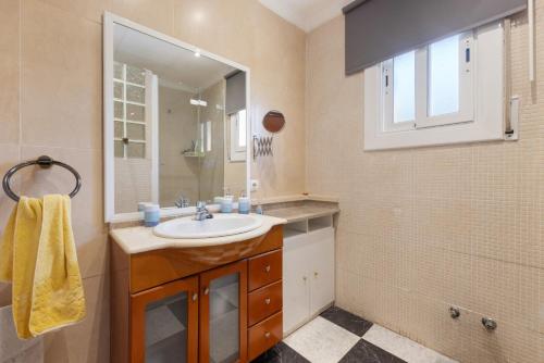a bathroom with a sink and a mirror at Villa Sueños Piscina Costa Dorada in Calafell