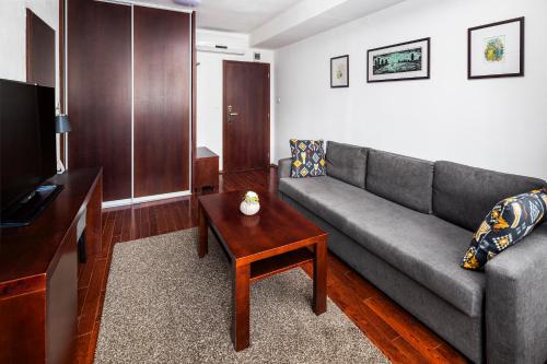 ein Wohnzimmer mit Sofa und Couchtisch in der Unterkunft Hotel Park in Piešťany