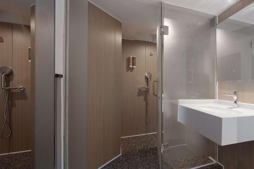 a bathroom with a sink and a shower at Mcsrh Hotel-GuiYang Xiaoshizi in Guiyang