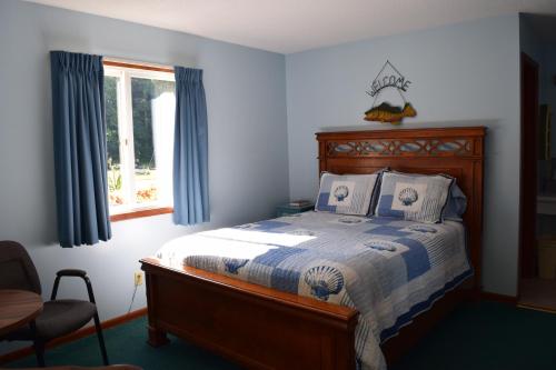 a bedroom with a bed and a window at Green Valley Motor Lodge in Nashville