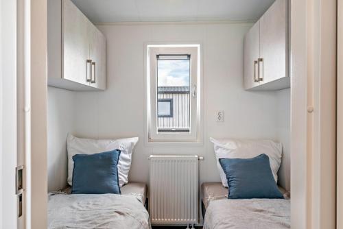 two beds in a small room with a window at Janes in Dörverden