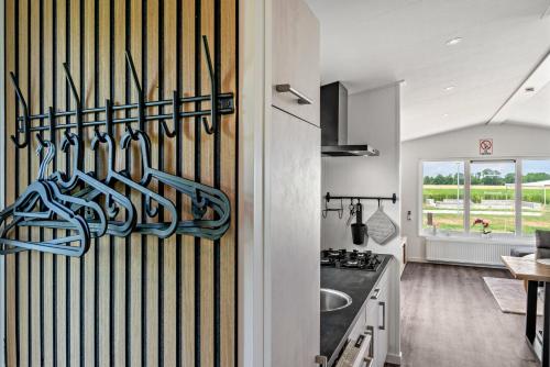 a kitchen with a sink and a kitchenasteryasteryasteryasteryasteryasteryasteryastery at Janes in Dörverden