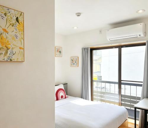 Asakusa Hanichi 202 Queen Bed Room, 4 min walk to Asakusa Temple, direct subway access to Narita and Haneda Airport