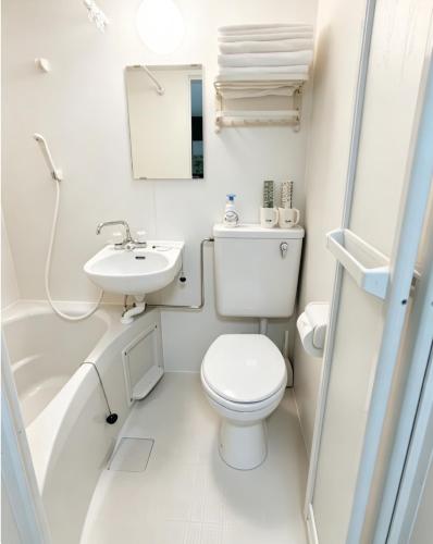 Asakusa Hanichi 202 Queen Bed Room, 4 min walk to Asakusa Temple, direct subway access to Narita and Haneda Airport
