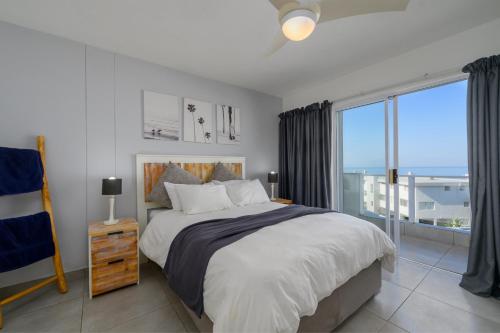 ein Schlafzimmer mit einem großen Bett und einem großen Fenster in der Unterkunft St Daniel 8, Ramsgate in Ramsgate