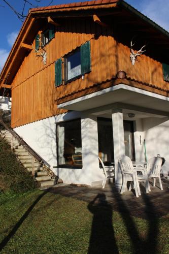 a house with a group of chairs in front of it at Ferienhaus Alpkönig in Missen-Wilhams