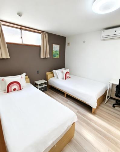 浅草花日美居 Asakusa Hanahi 102 Twin Bedroom 4 min walk to Asakusa Temple Direct subway access to Narita Haneda Airport Host's listings are all at the same address