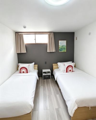 浅草花日美居 Asakusa Hanahi 102 Twin Bedroom 4 min walk to Asakusa Temple Direct subway access to Narita Haneda Airport Host's listings are all at the same address