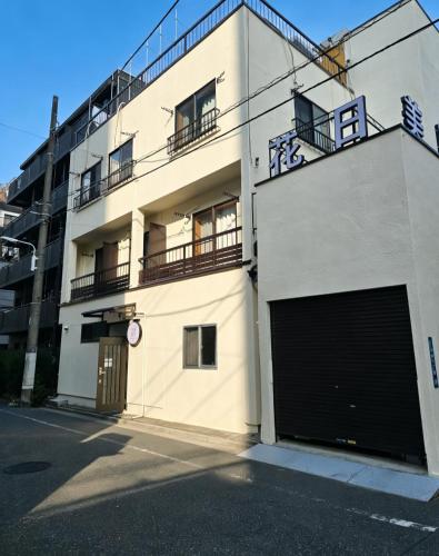 浅草花日美居 Asakusa Hanahi 102 Twin Bedroom 4 min walk to Asakusa Temple Direct subway access to Narita Haneda Airport Host's listings are all at the same address