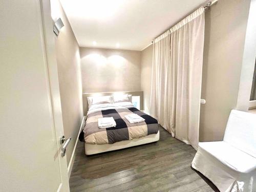 a small bedroom with a bed and a window at Appartamento in Piazza a Bevagna in Bevagna