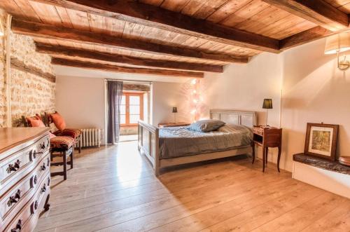 a bedroom with a bed and a wooden ceiling at Valfermet 5 personnes in Mauvilly