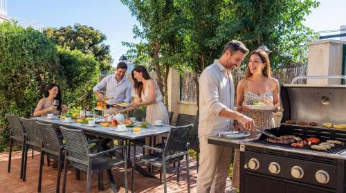VACATION MARBELLA I Villa Bosquecito, Giant Private Heated Pool, Walk to the Beach, 6 BDR, Spacious Villa, BBQ, Alarm System, Ample Garden