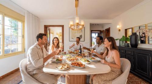 VACATION MARBELLA I Villa Bosquecito, Giant Private Heated Pool, Walk to the Beach, 6 BDR, Spacious Villa, BBQ, Alarm System, Ample Garden