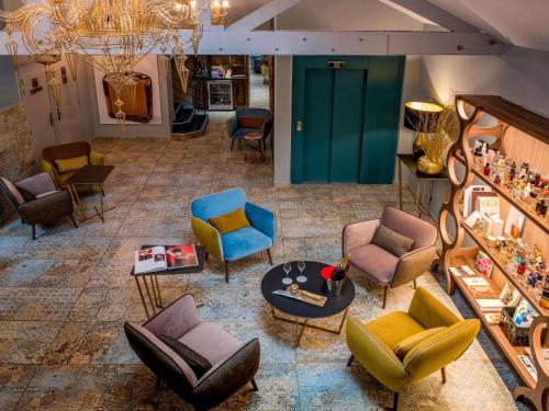 an overhead view of a lobby with chairs and a table at Hôtel Mercure Paris Suresnes Longchamp in Suresnes