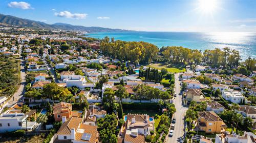 VACATION MARBELLA I Villa Bosquecito, Giant Private Heated Pool, Walk to the Beach, 6 BDR, Spacious Villa, BBQ, Alarm System, Ample Garden