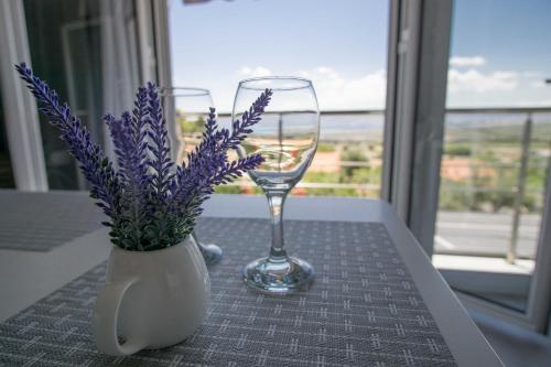Sunny Home Loutraki is a modern studio with views of the bay and mountains with private parking