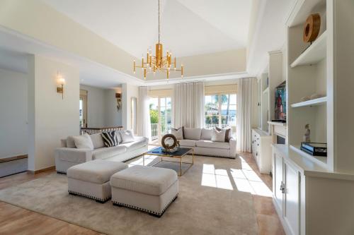 VACATION MARBELLA I Villa Bosquecito, Giant Private Heated Pool, Walk to the Beach, 6 BDR, Spacious Villa, BBQ, Alarm System, Ample Garden