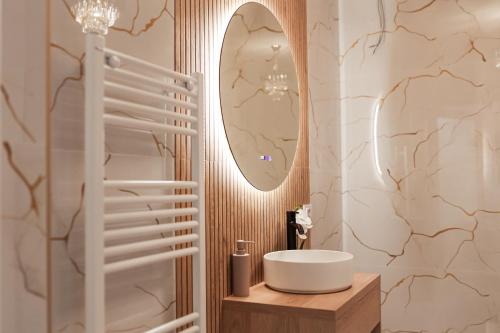 a bathroom with a sink and a mirror at Ina Deluxe in Moisei