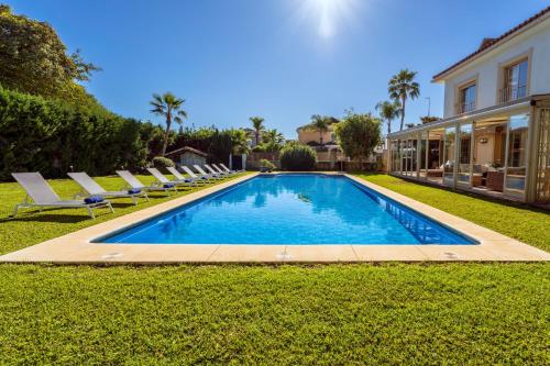 VACATION MARBELLA I Villa Bosquecito, Giant Private Heated Pool, Walk to the Beach, 6 BDR, Spacious Villa, BBQ, Alarm System, Ample Garden