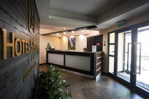 eine Lobby mit Rezeption in einem Gebäude in der Unterkunft Hotel Sao Pedro - Arouca in Arouca