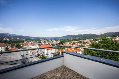 ein Balkon mit Blick auf eine Stadt in der Unterkunft Hotel Sao Pedro - Arouca in Arouca