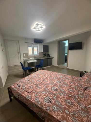 ein Schlafzimmer mit einem großen Bett und eine Küche in der Unterkunft hidden modern studio in Vathý