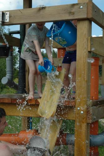 two children playing in a water park at Majątek Giże Marczak in Olecko