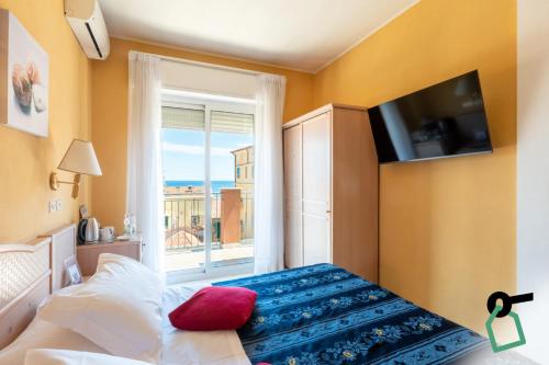 a bedroom with a bed and a large window at HOTIDAY Room Collection - Alassio Centro in Alassio