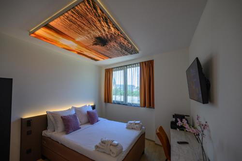 ein Schlafzimmer mit einem Bett mit Dachfenster in der Unterkunft Hotel het Dok in IJmuiden