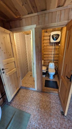 a small bathroom with a toilet in a cabin at Trevena Endriejavas in Endriejavas