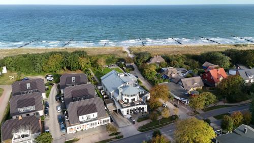 an aerial view of a house next to the ocean at Hotel Künstlerquartier Seezeichen in Ahrenshoop