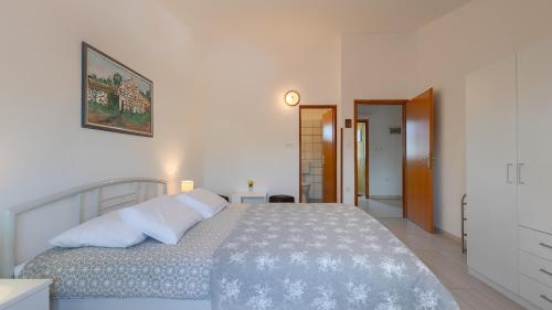 a bedroom with a large bed with white pillows at Casa Aneri by Villas Guide in Pavicini