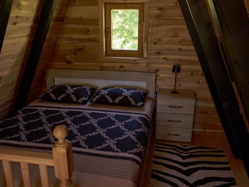 a bedroom with a bed in a log cabin at Veis House in Vrba