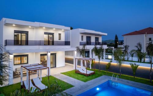 a villa with a swimming pool at night at Villa Elesia in Kremasti