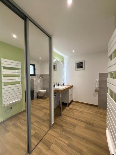 a bathroom with a sink and a mirror at Lou Cigalou Clim, jardin privé, parking & Wi-Fi 1 à 4 pers in Avignon
