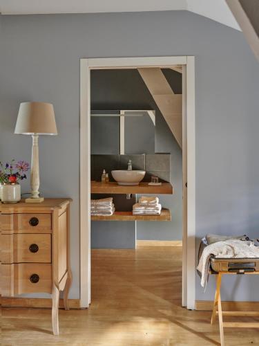 a bathroom with a sink and a mirror at Villa Privée avec Piscine - Lavy in Saint-Pierre-de-Côle