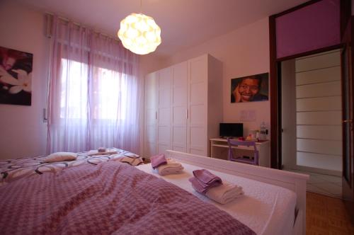 Uma cama ou camas num quarto em La Rosa Scarlatta Broseta