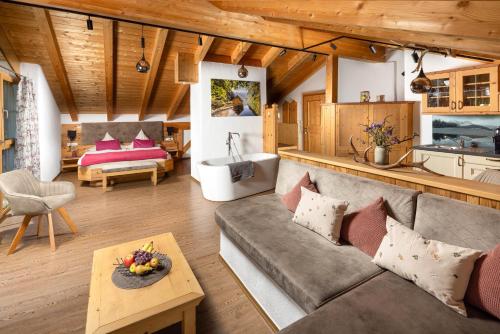 a living room with a couch and a table at Ferienwohnung Roislerlehen in Bischofswiesen