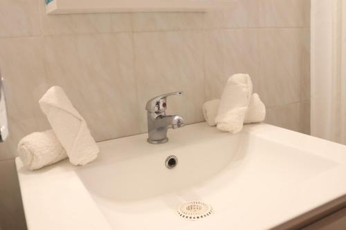 a bathroom sink with towels on top of it at Summer Studios 2 in Koroni