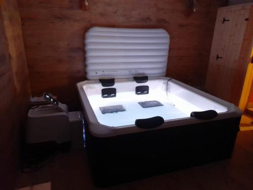 a bath tub with a stove in a room at BLUE Reset in Ruciane-Nida
