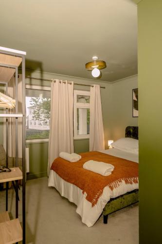 a bedroom with a bed and a window at The Whitehouse - Flat B in Carbis Bay