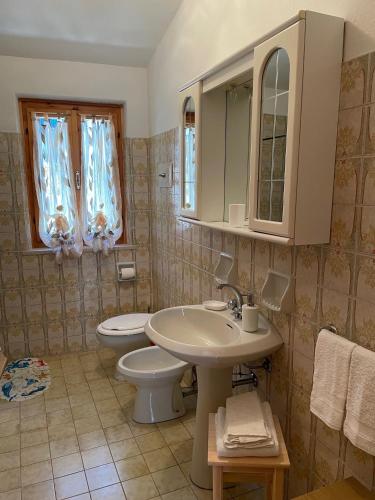 a bathroom with a sink and a toilet at Casa Sandrina in Caprino Veronese