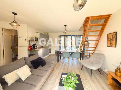 a living room with a couch and a table at GC - Entre Terre Et Mer in Wissant