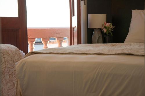 سرير أو أسرّة في غرفة في Dolores Hotel - Uruguay