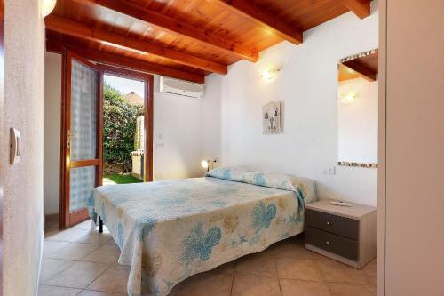 a bedroom with a bed and a window at Bilo Lu Impostu in Nuragheddu