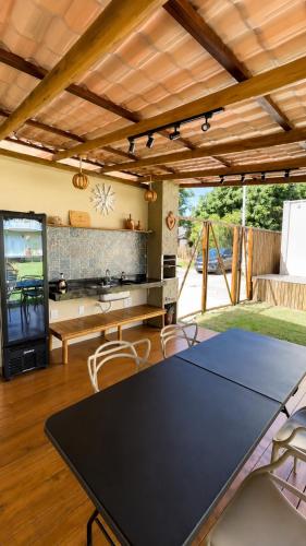 a kitchen with a table and chairs in a room at Villa Davi, A 100m DA PRAIA! in Barra Grande
