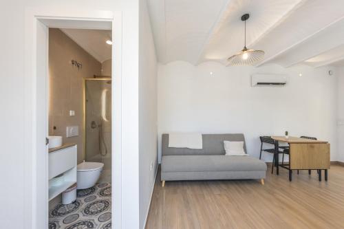 a living room with a couch and a table at Casa Socra in Arcos de la Frontera